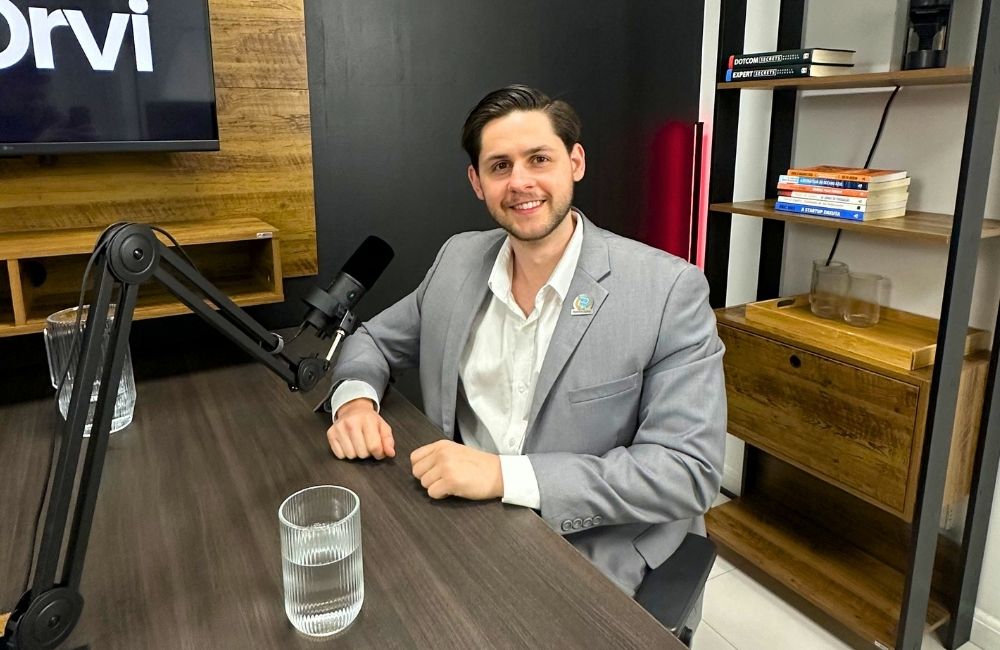 IA, Bitcoin, ETFs e o futuro do dinheiro: Anthony Louis debate os investimentos da próxima década no Manual do Futuro