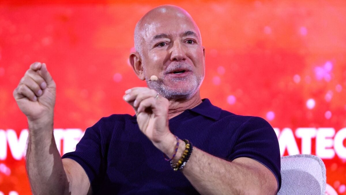 Bezos Preve Escassez de Mão de Obra com Avanço da IA
