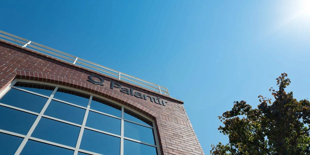 Ações da Palantir caem 9% em meio a realização de lucros e reavaliação de riscos antes de resultados